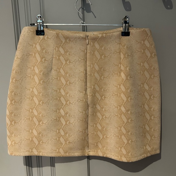 HONEY BELLE Women's Snakeskin Mini Skirt in Nude/Cream│Size Medium - Picture 4 of 16